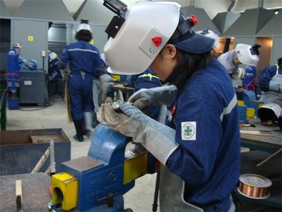 ‘남성들만 특수용접 할 수 있나요’ 경력단절 여성 기술직 취업 도와